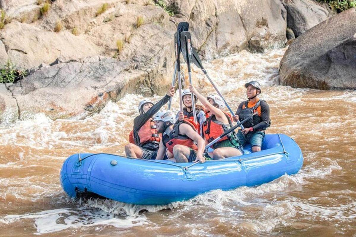 un gruppo di persone su una zattera su un fiume
