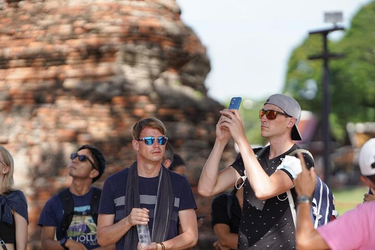 skupina lidí, kteří si fotí mobilními telefony