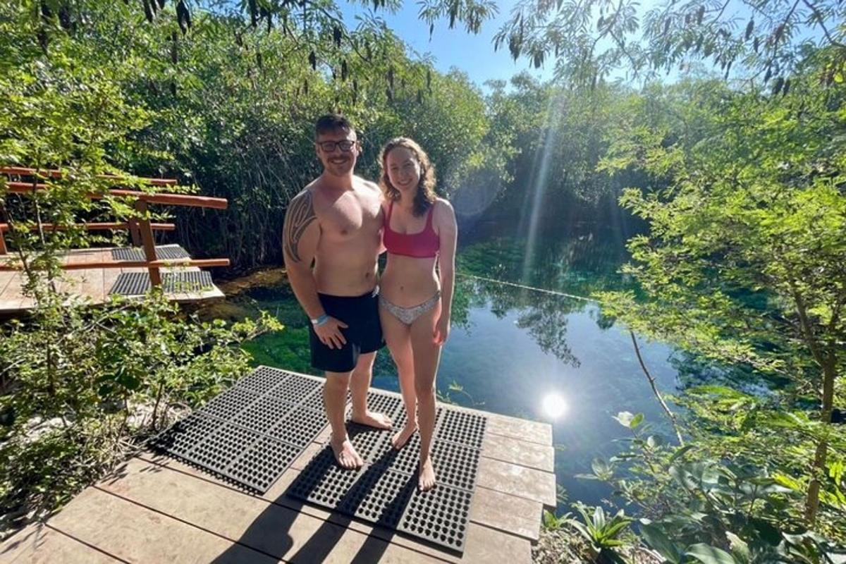 un uomo e una donna in piedi su un molo vicino a un lago