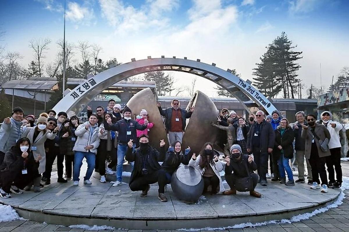 un gruppo di persone in piedi davanti a una statua