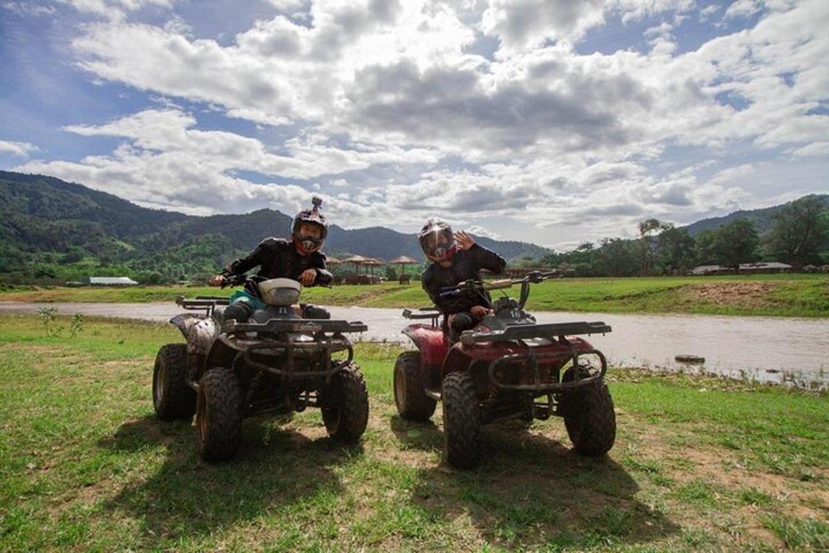 deux personnes sont assises sur des VTT dans un champ