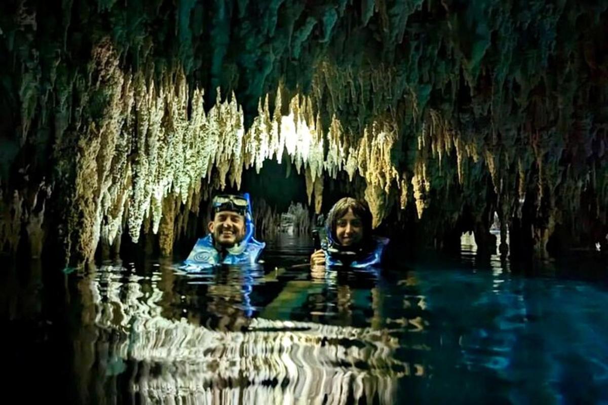 due persone in acqua in una grotta