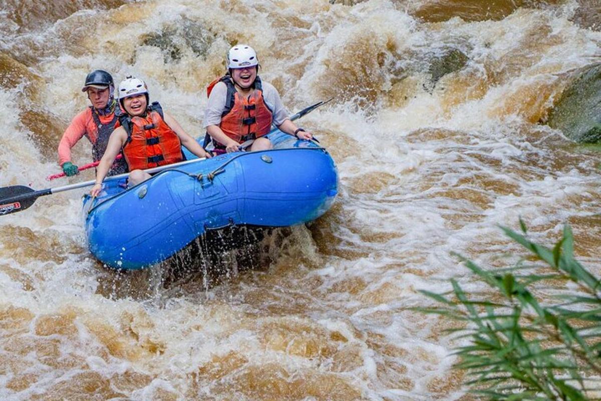 sekumpulan manusia dalam rakit di sungai