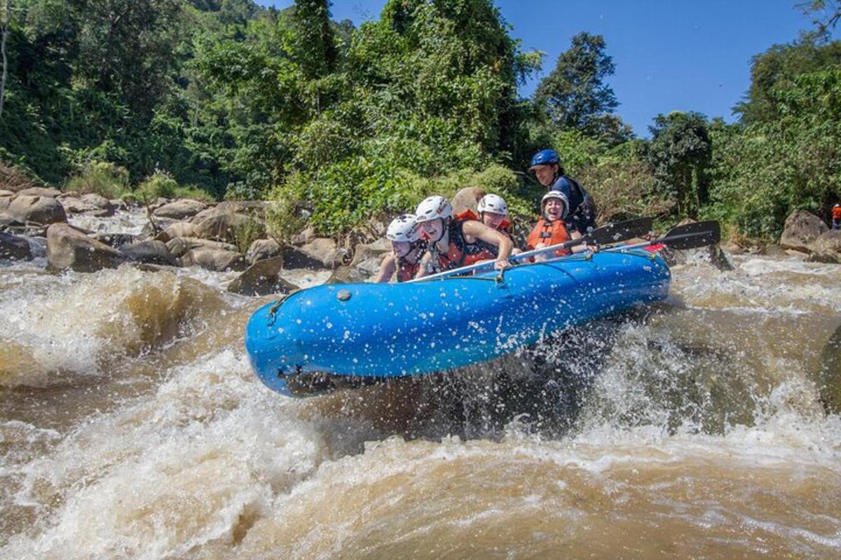 un gruppo di persone su una zattera in un fiume