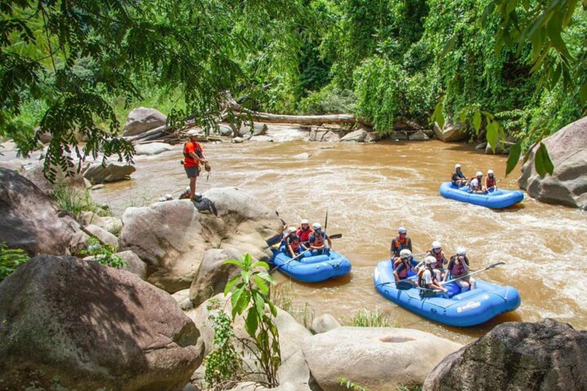 un gruppo di persone sta facendo rafting lungo un fiume