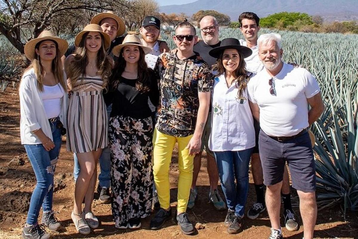 een groep mensen die poseren voor een foto in een veld
