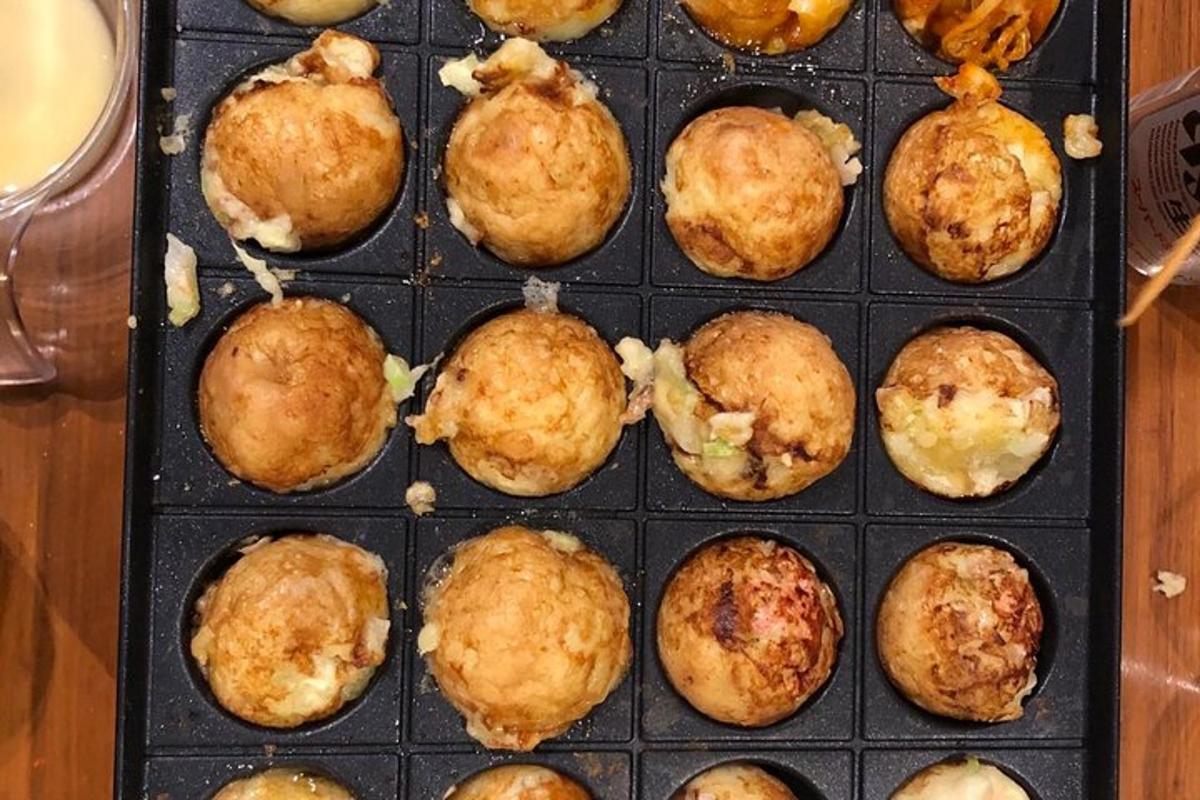 loyang muffin berisi muffin di atas meja