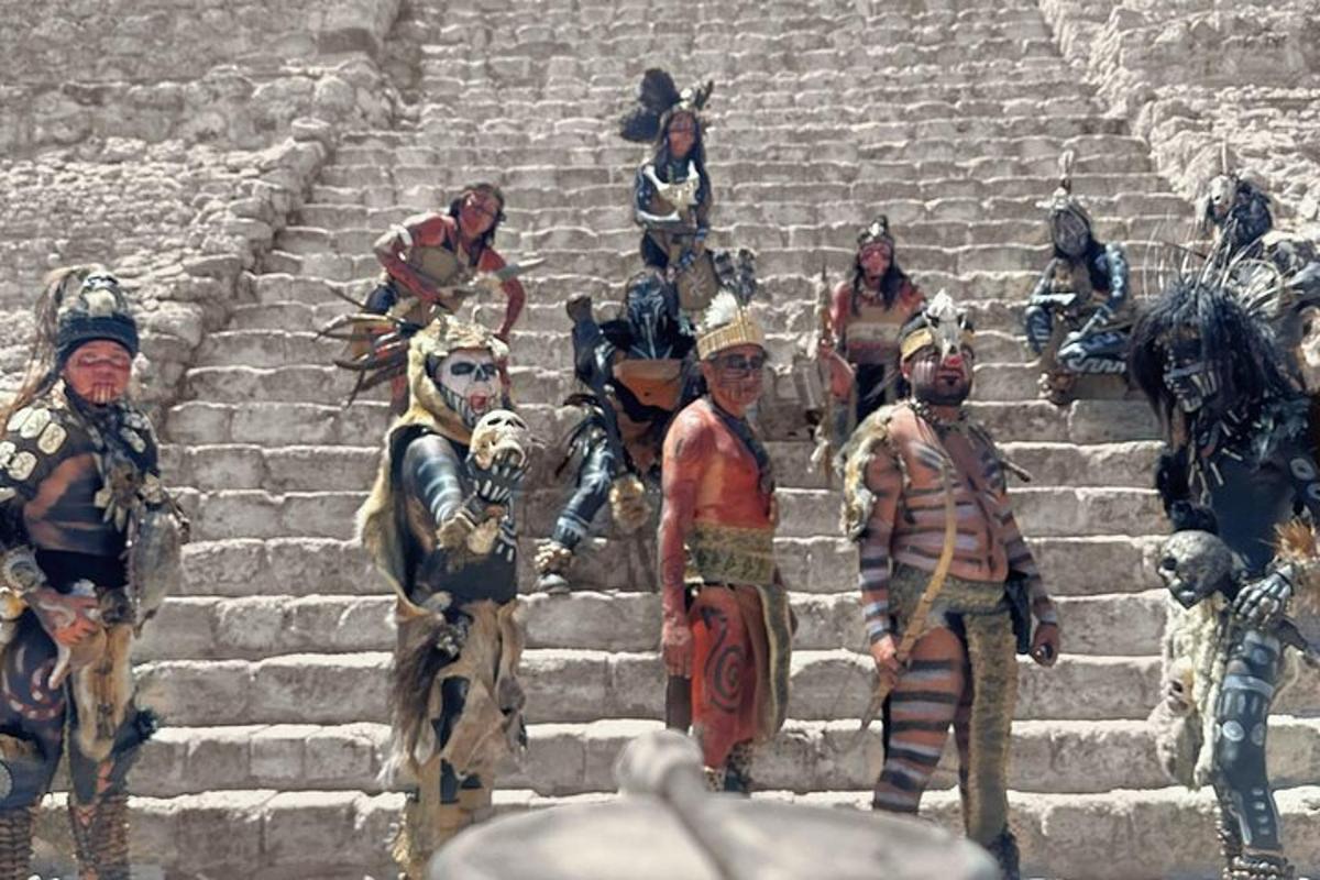 um grupo de pessoas em pé em alguns degraus