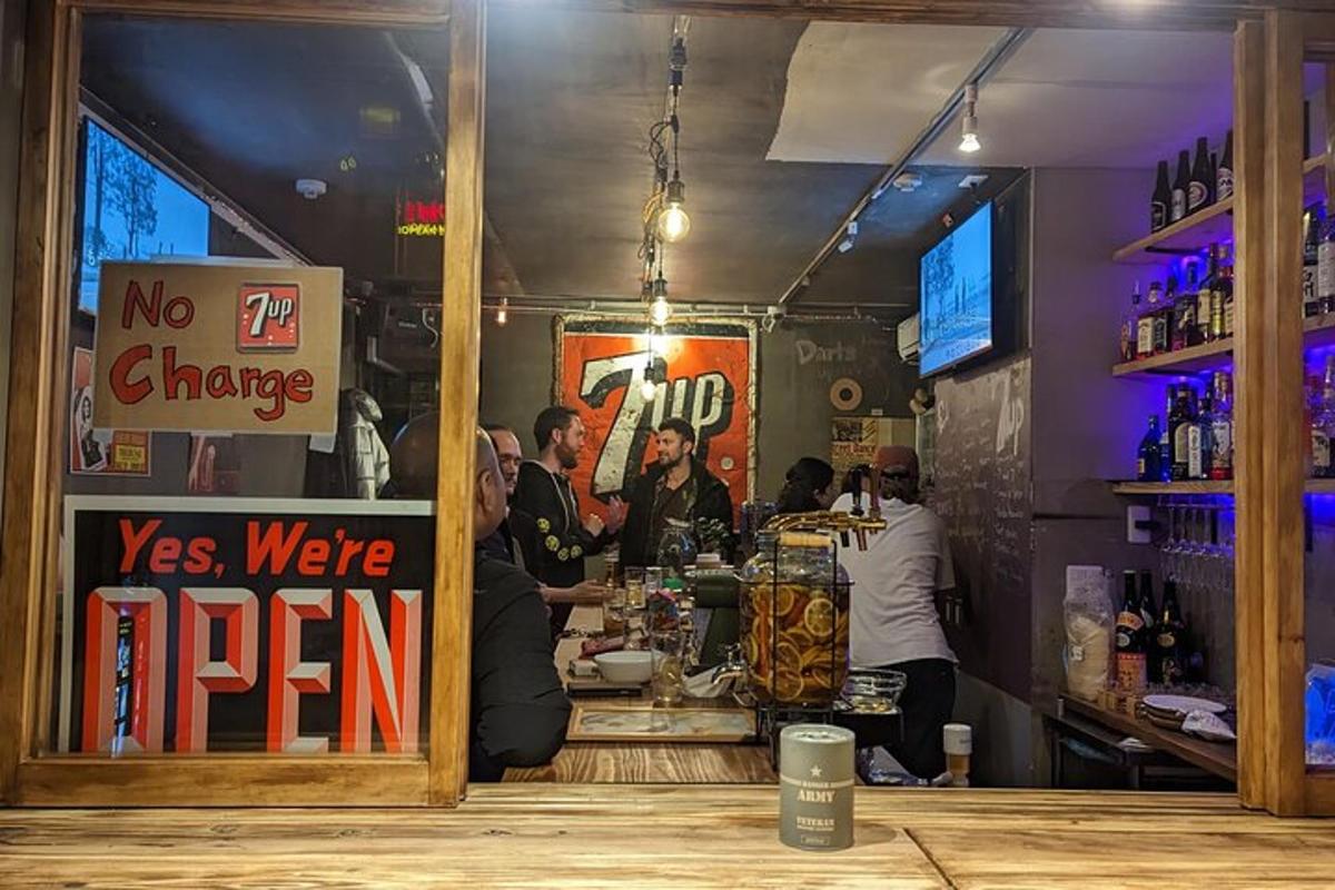 un grup de persones assegudes en un bar