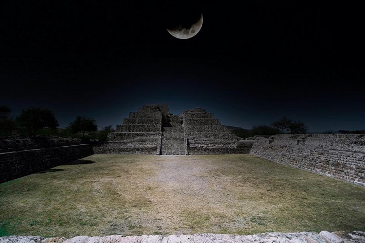 slika mjeseca iznad drevne piramide