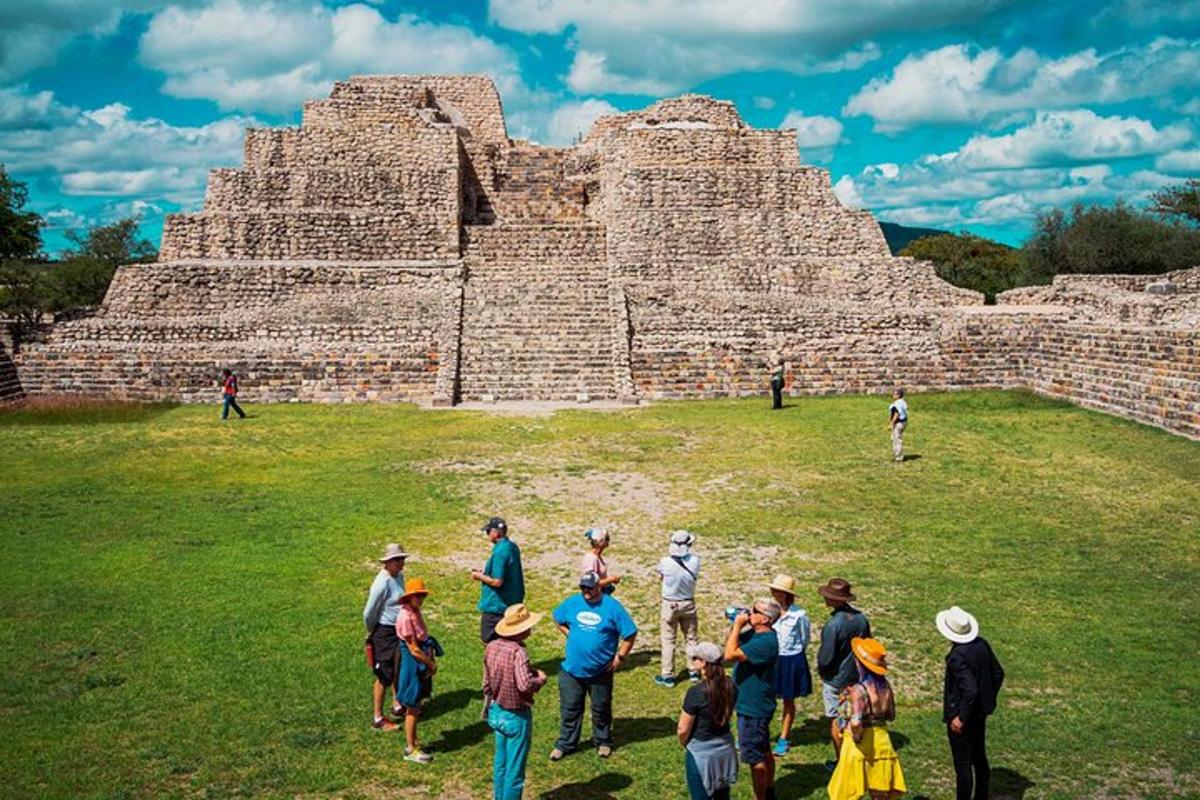 um grupo de pessoas em pé em frente a uma pirâmide