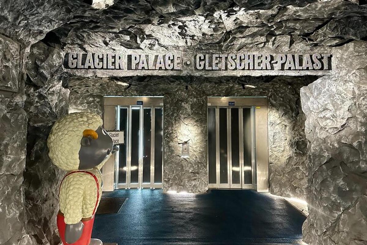 ein ausgestopftes Schaf steht vor einem Tor