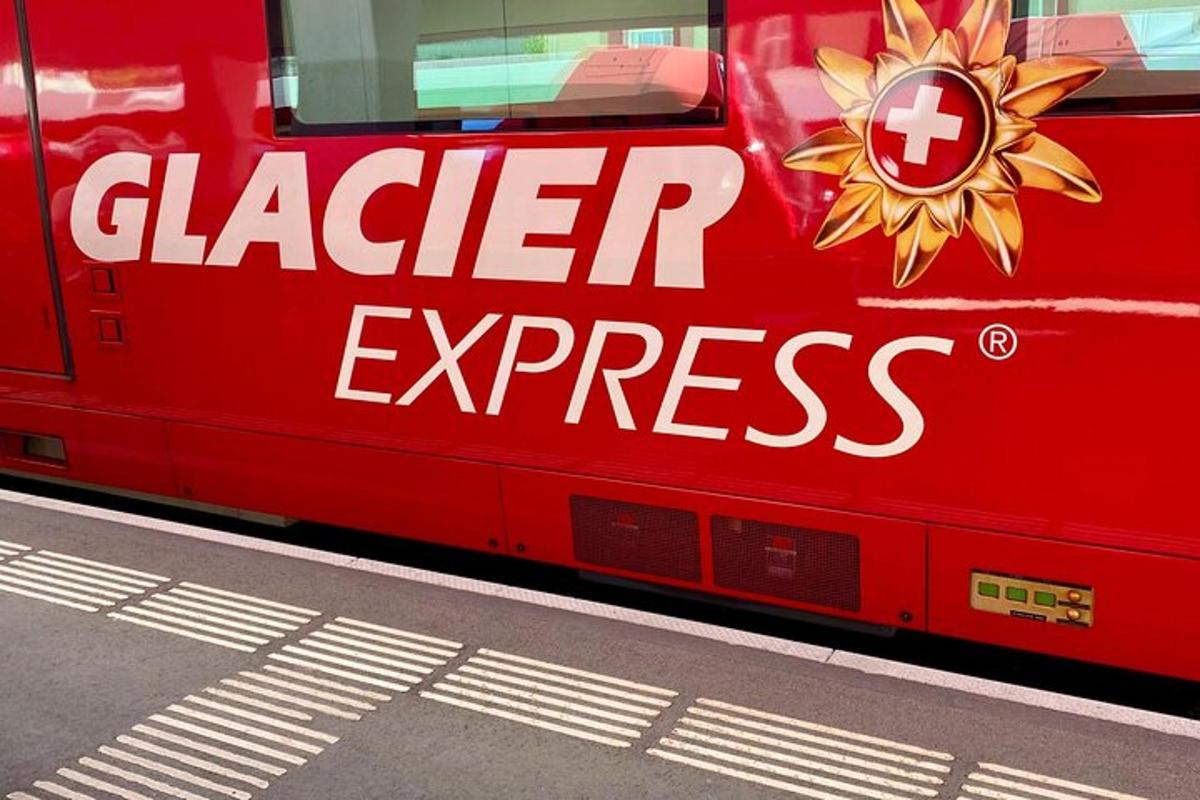 punane veoauto, mille küljel on kiri Glacier Express