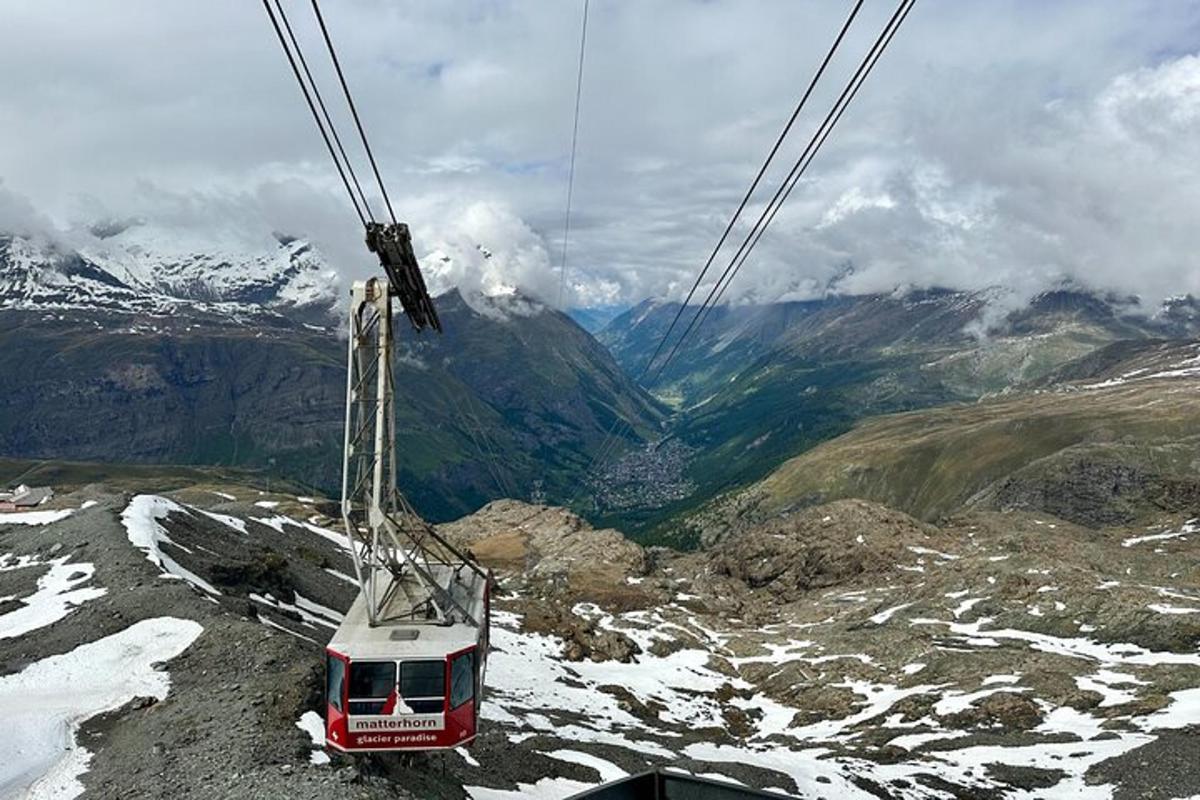 una gòndola volant sobre una muntanya coberta de neu