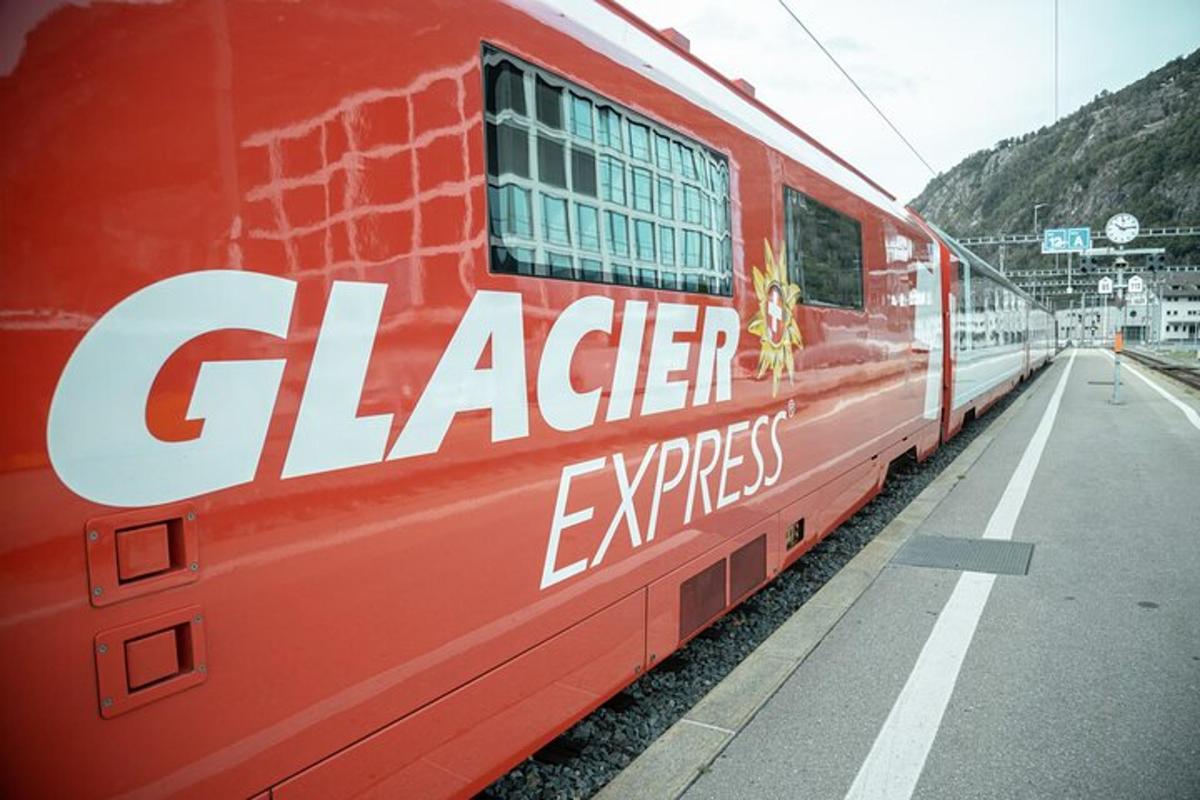 punane rong, mille küljel on kiri Glacier Express