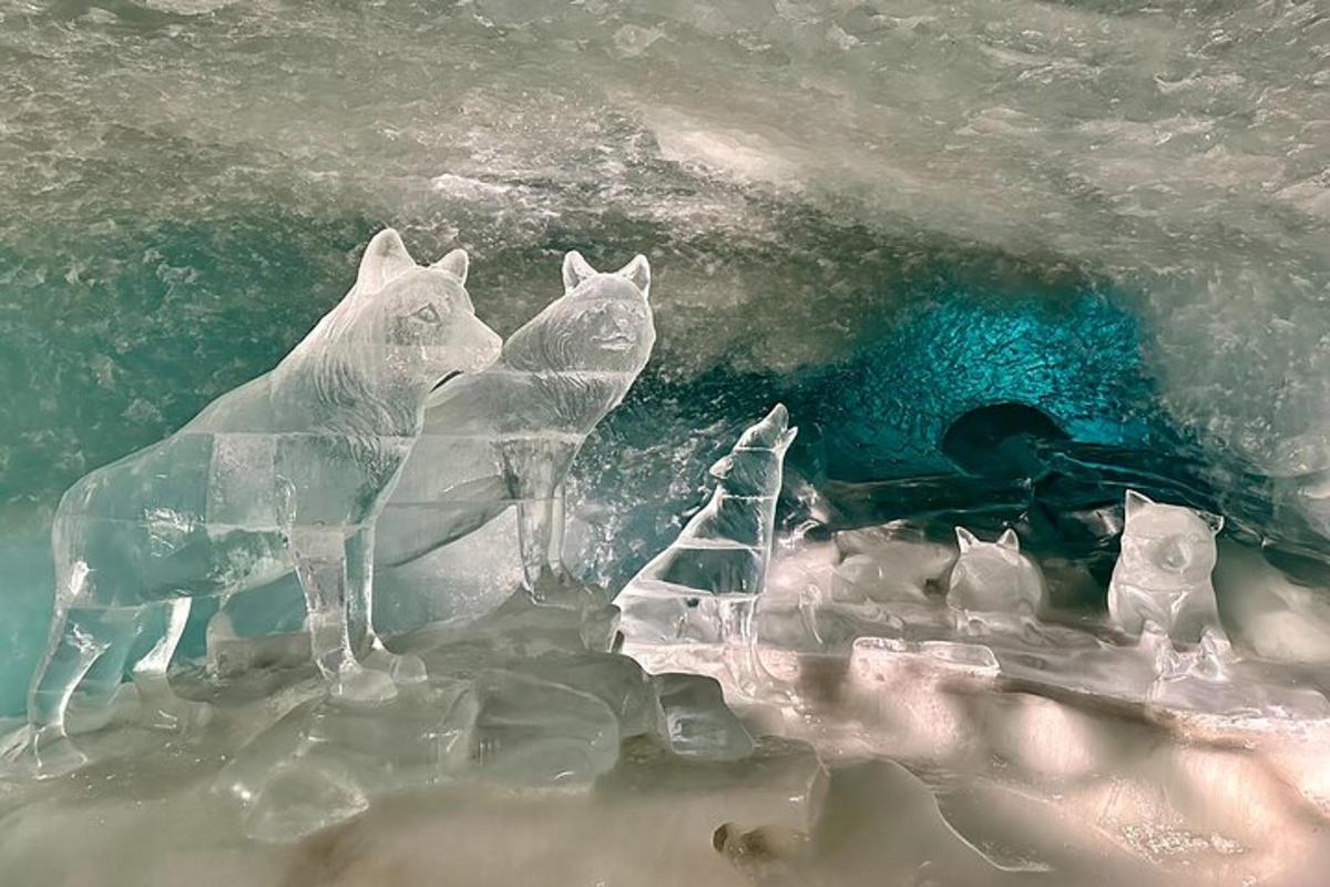 dues escultures de gel de gats en una cova de gel