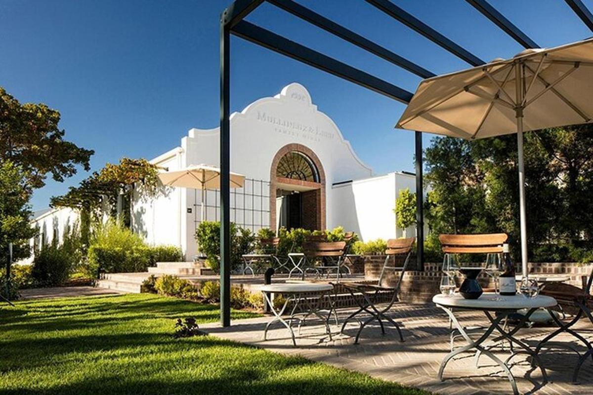 un patio con tavoli e ombrelloni di fronte a un edificio