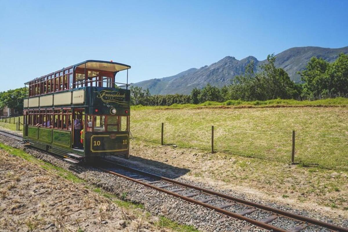 un autobus a due piani sui binari in un campo