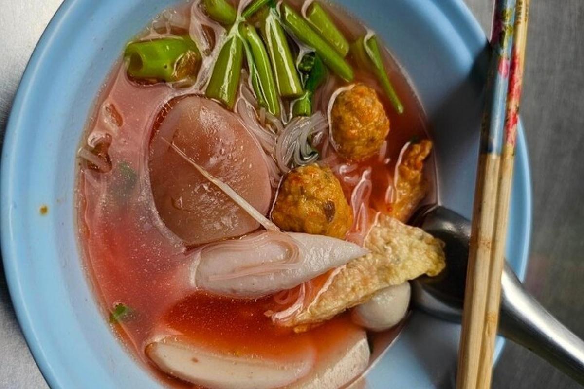 ชามซุปที่มีเนื้อและผักและตะเกียบ