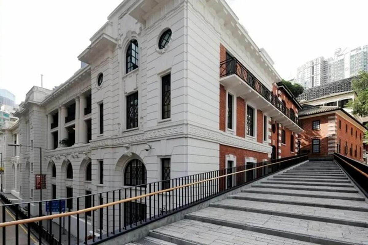 um grande edifício branco com escadas na frente