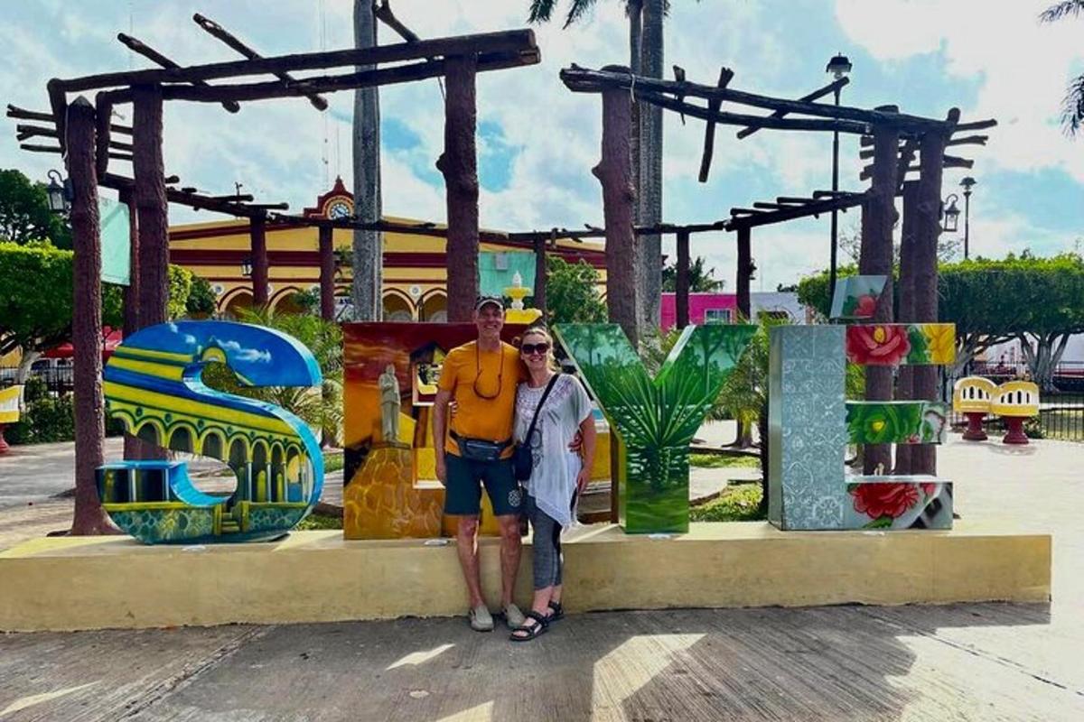 un uomo e una donna in piedi davanti a un parco