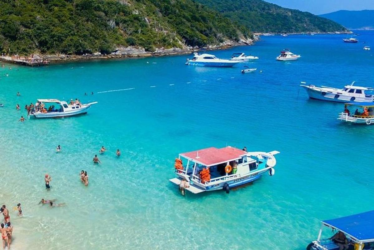 orang di pantai dengan bot di dalam air