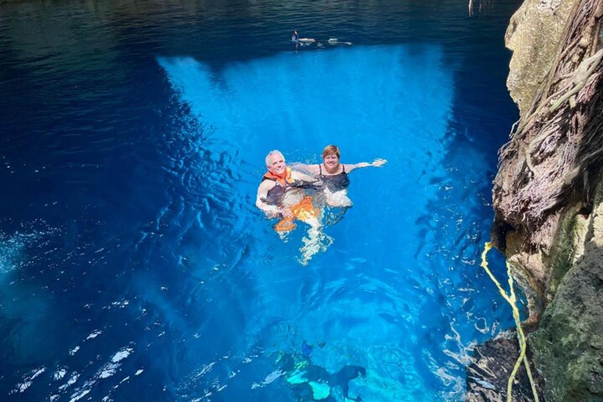 due persone che galleggiano nell'acqua in una grotta