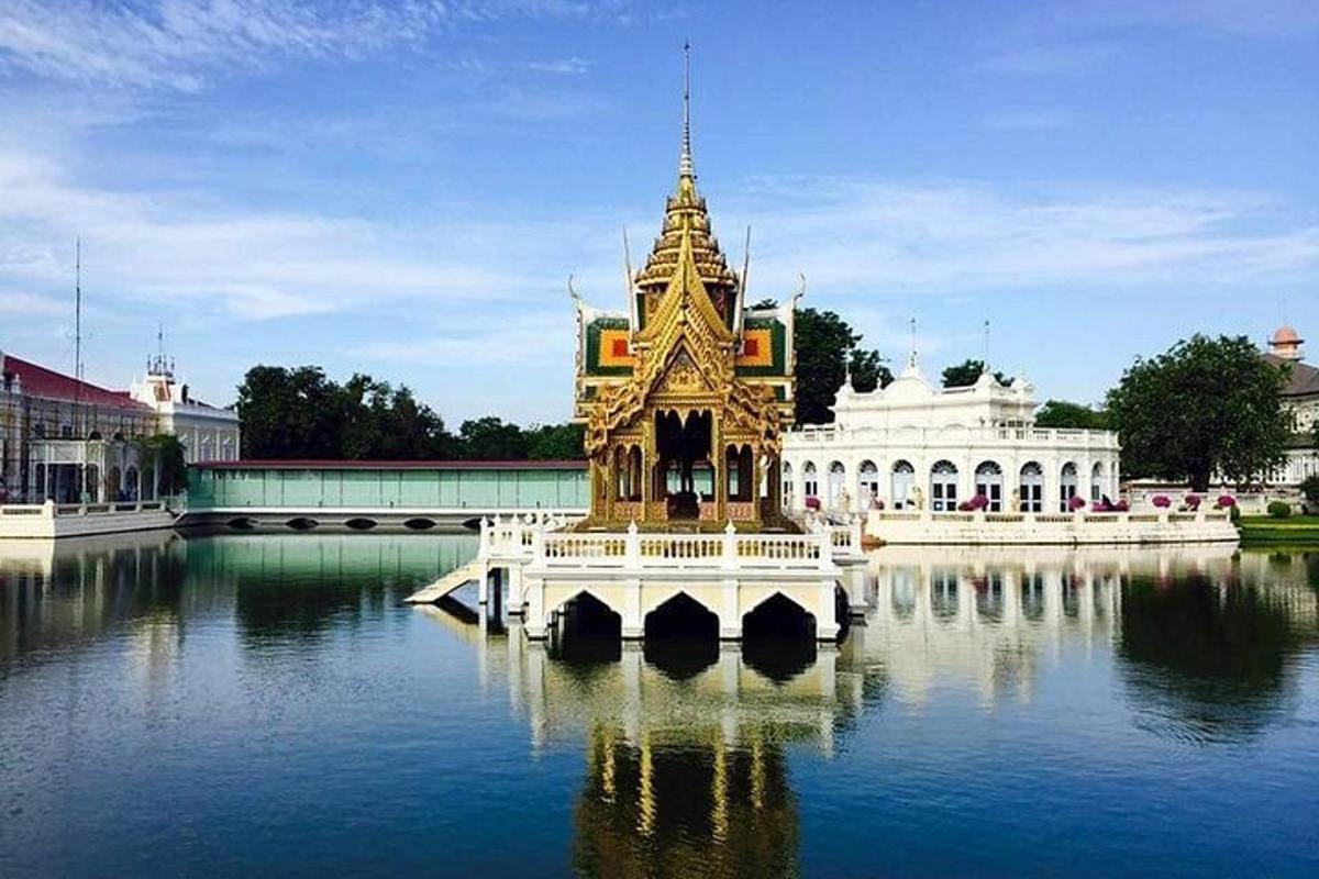 un tempio in mezzo a uno specchio d'acqua