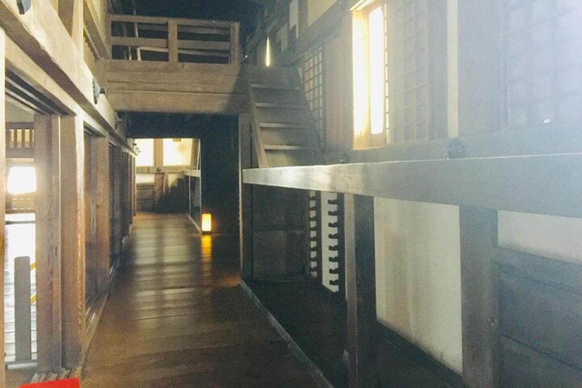 uma sala vazia com uma escada em um prédio