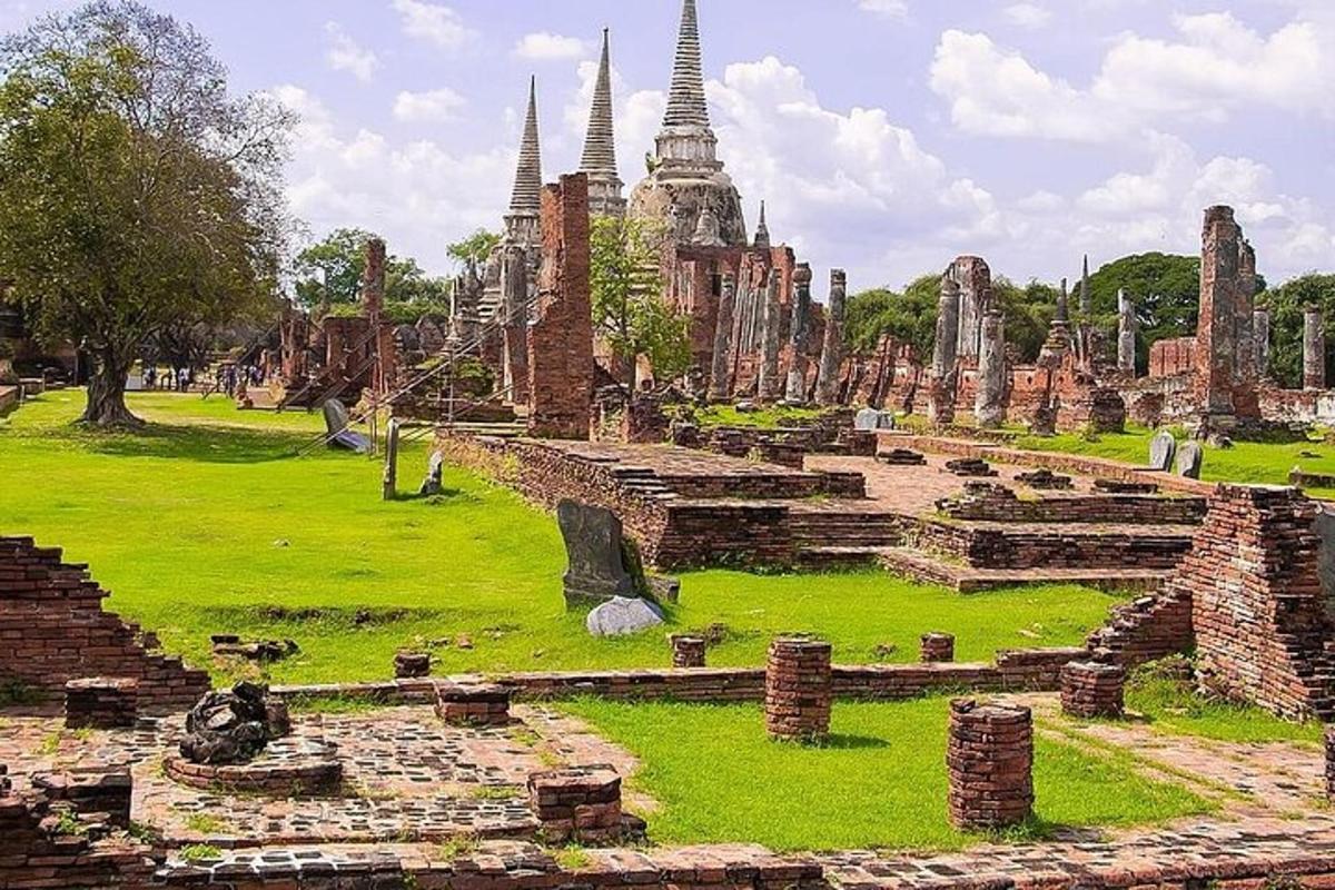 una vista di un tempio con erba e rovine