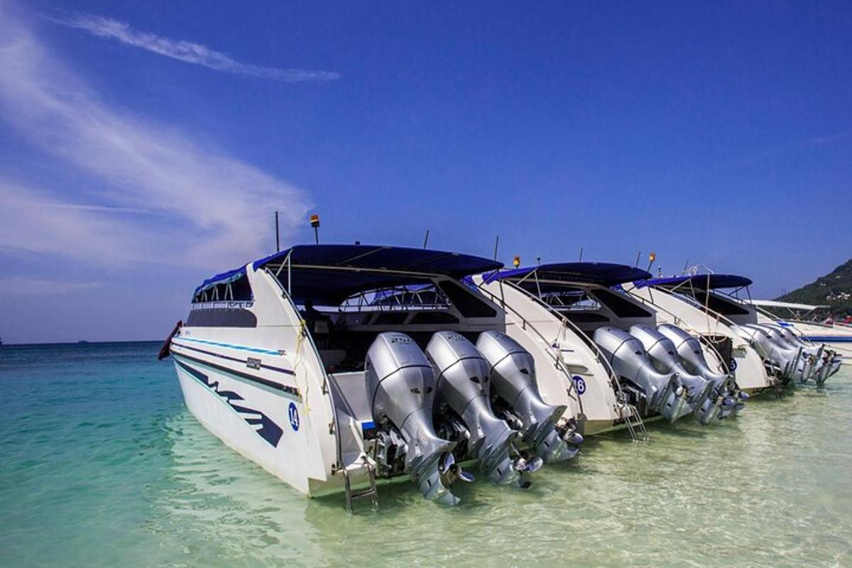 uma fileira de barcos estacionados na água