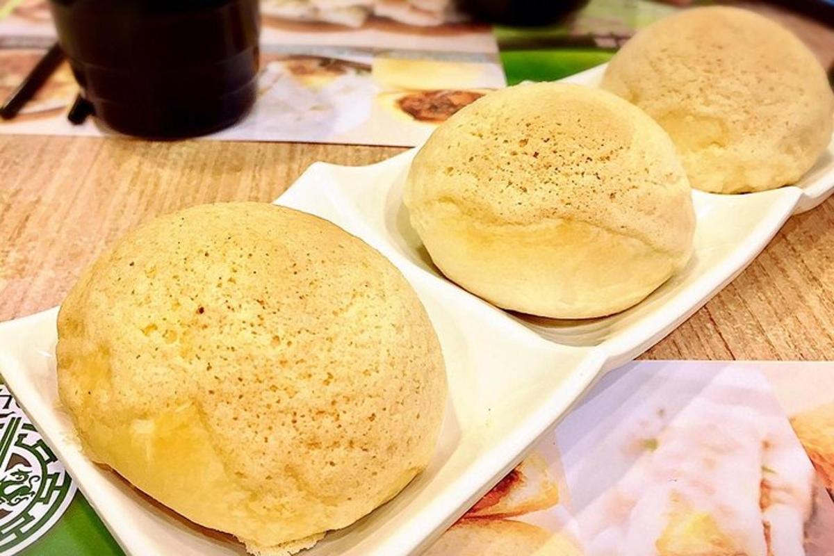 桌子上的盘子里放着两个面包