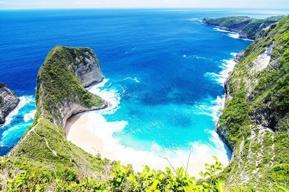 una vista aerea di una spiaggia sulla costa