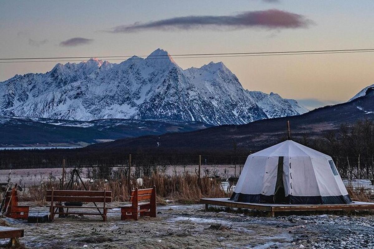 een tent voor een met sneeuw bedekte berg