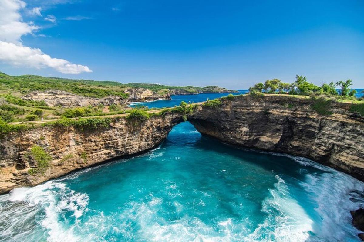 un'isola con un arco nell'acqua