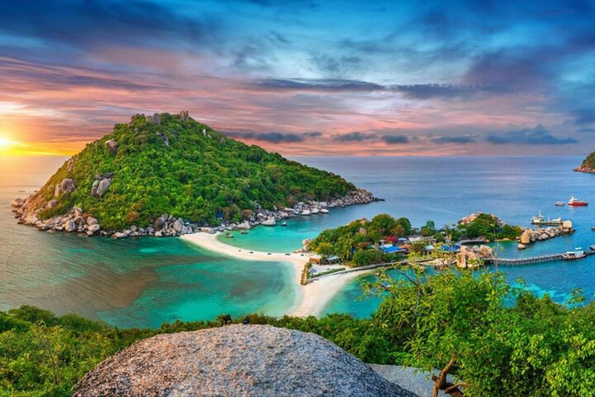pemandangan pulau kecil di lautan