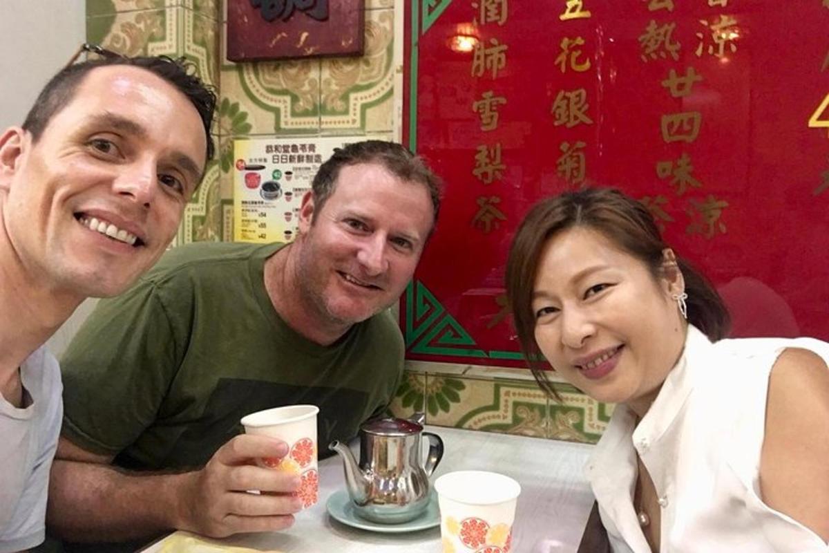 两个男人和一个女人坐在桌边