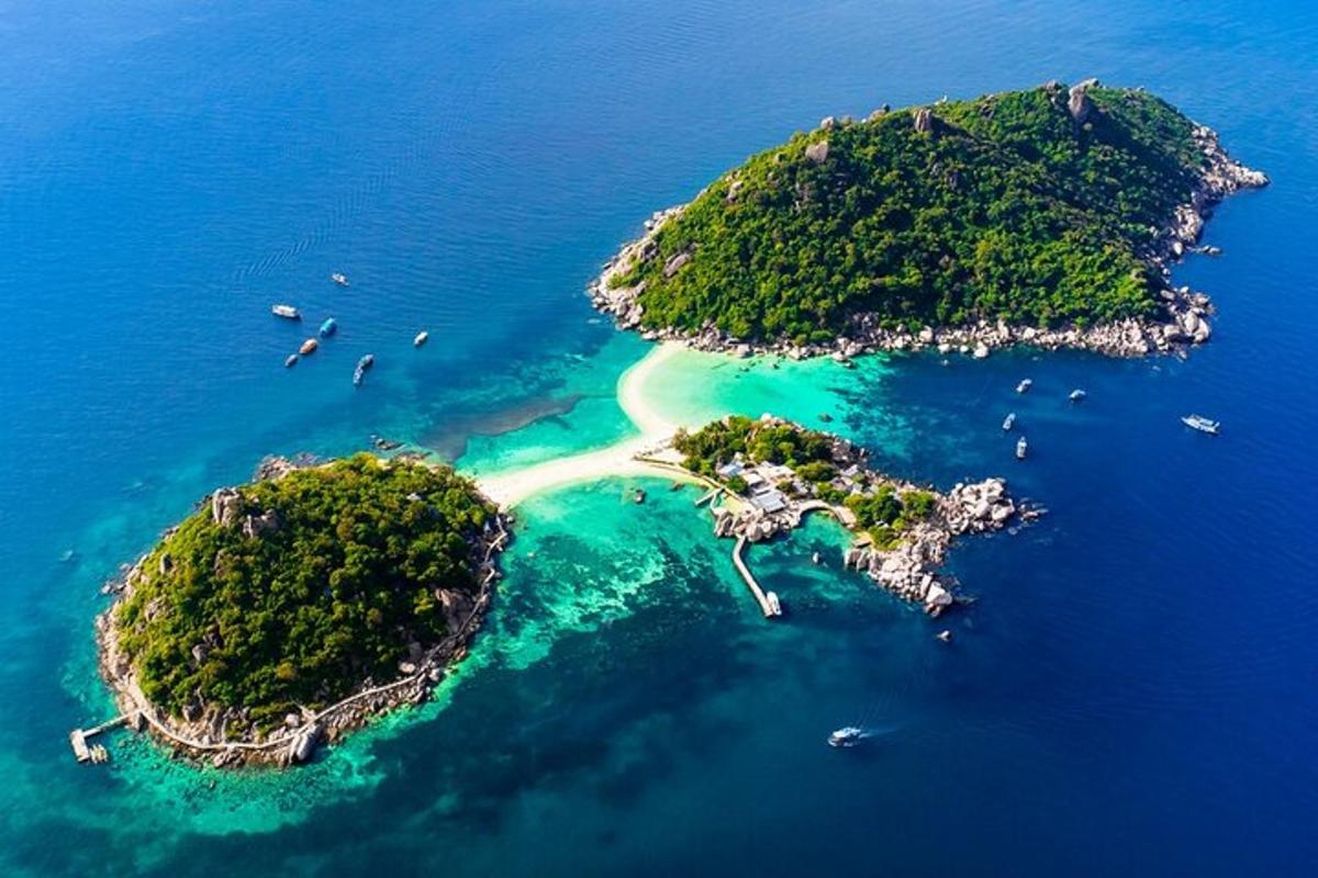 sebuah pulau di lautan dengan bot di dalam air