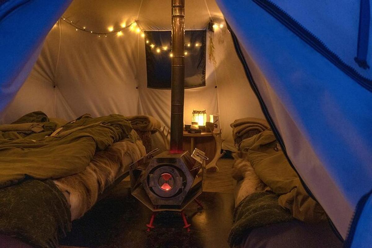 um quarto com duas camas em uma barraca