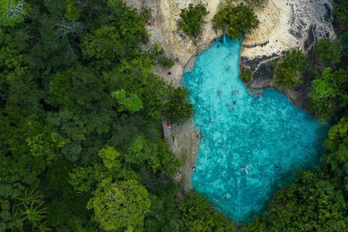 una vista aerea di un lago blu nel bosco