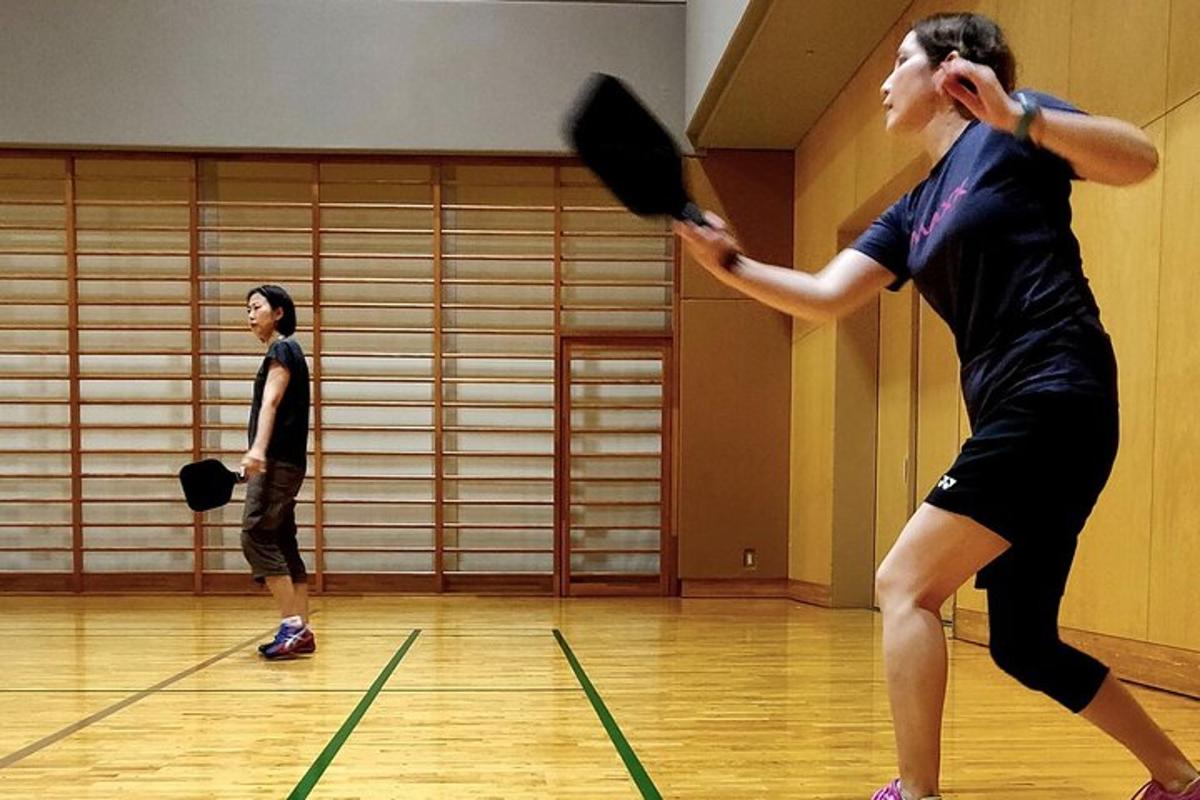 dois homens jogando vôlei em uma academia