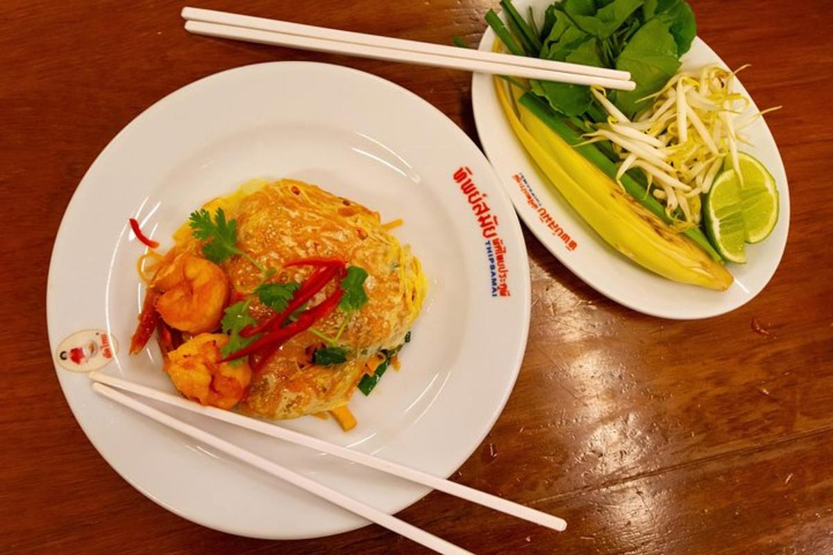 due piatti di cibo su un tavolo con le bacchette