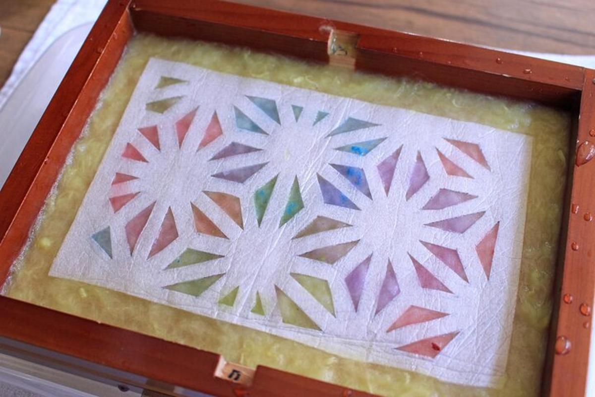 Una caja de madera con un mosaico de un copo de nieve.