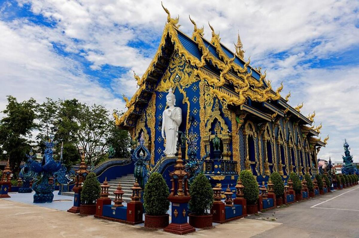bangunan biru dan emas dengan patung di atasnya