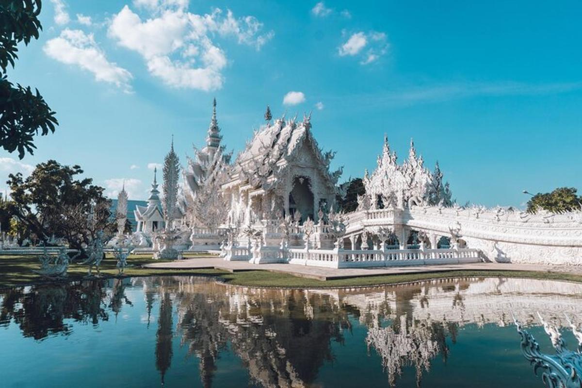 một ngôi đền màu trắng với hình ảnh phản chiếu trong nước