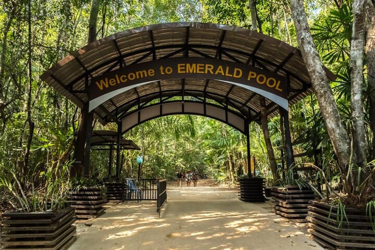 un cartello di benvenuto alla piscina smeraldo in un parco