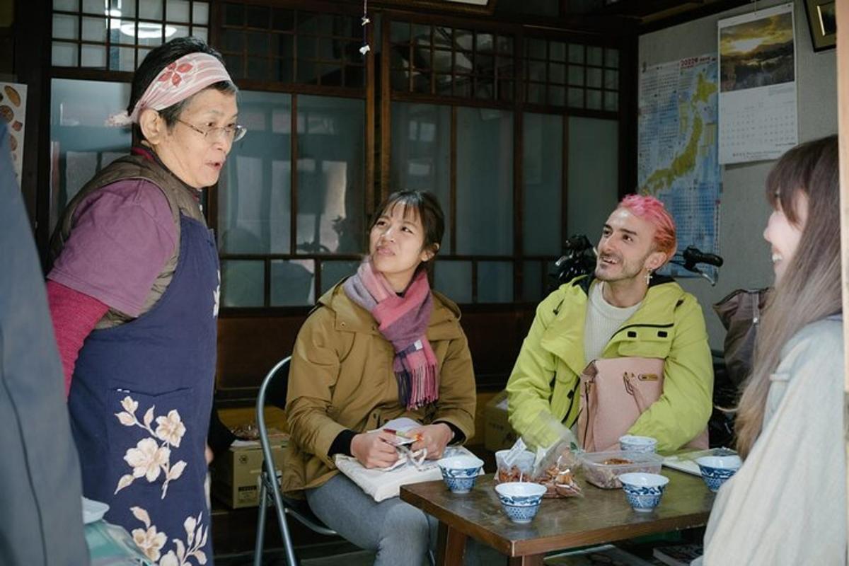 Un grupo de personas sentadas alrededor de una mesa con comida.