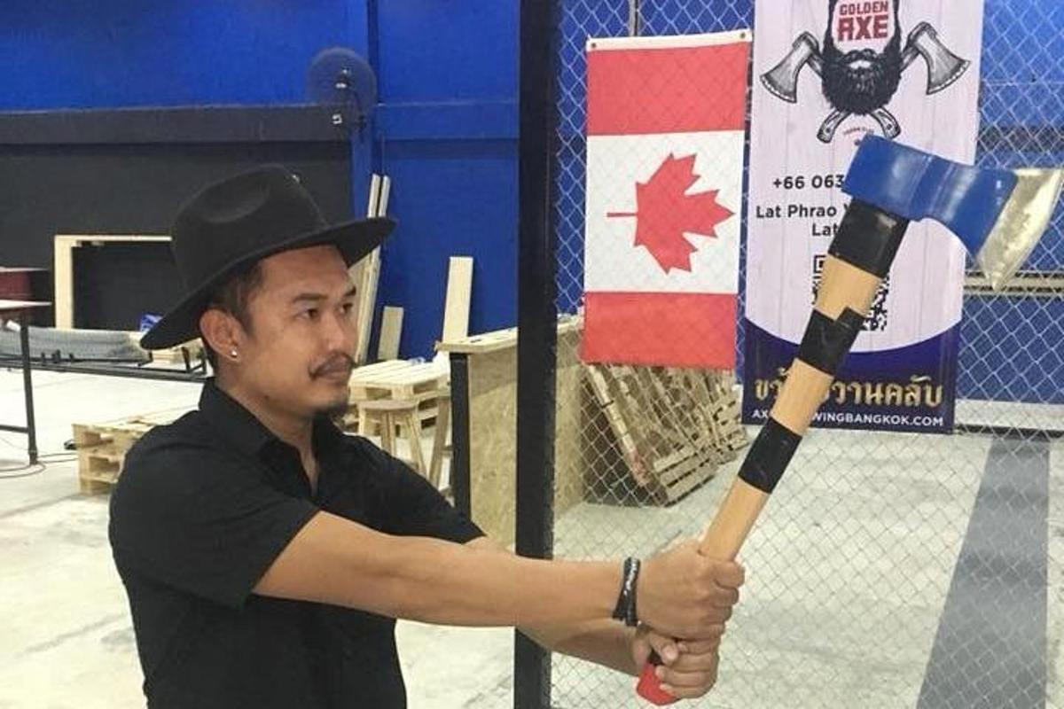egy kalapos férfi baseballütőt tart a kezében