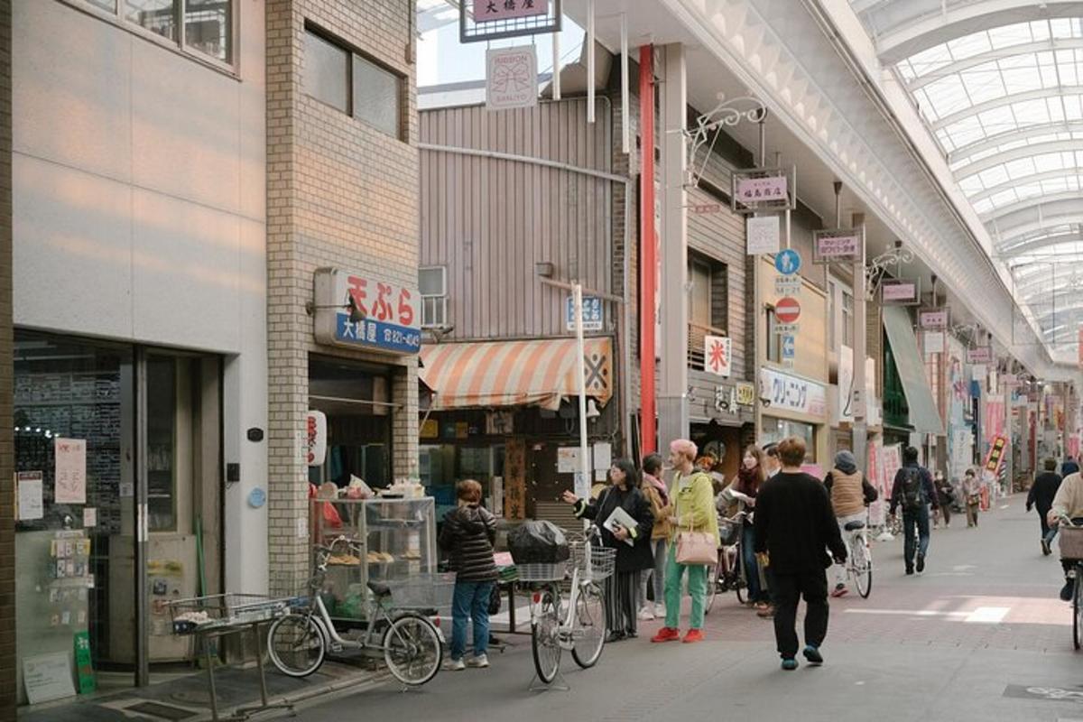 un grupo de personas caminando por un centro comercial
