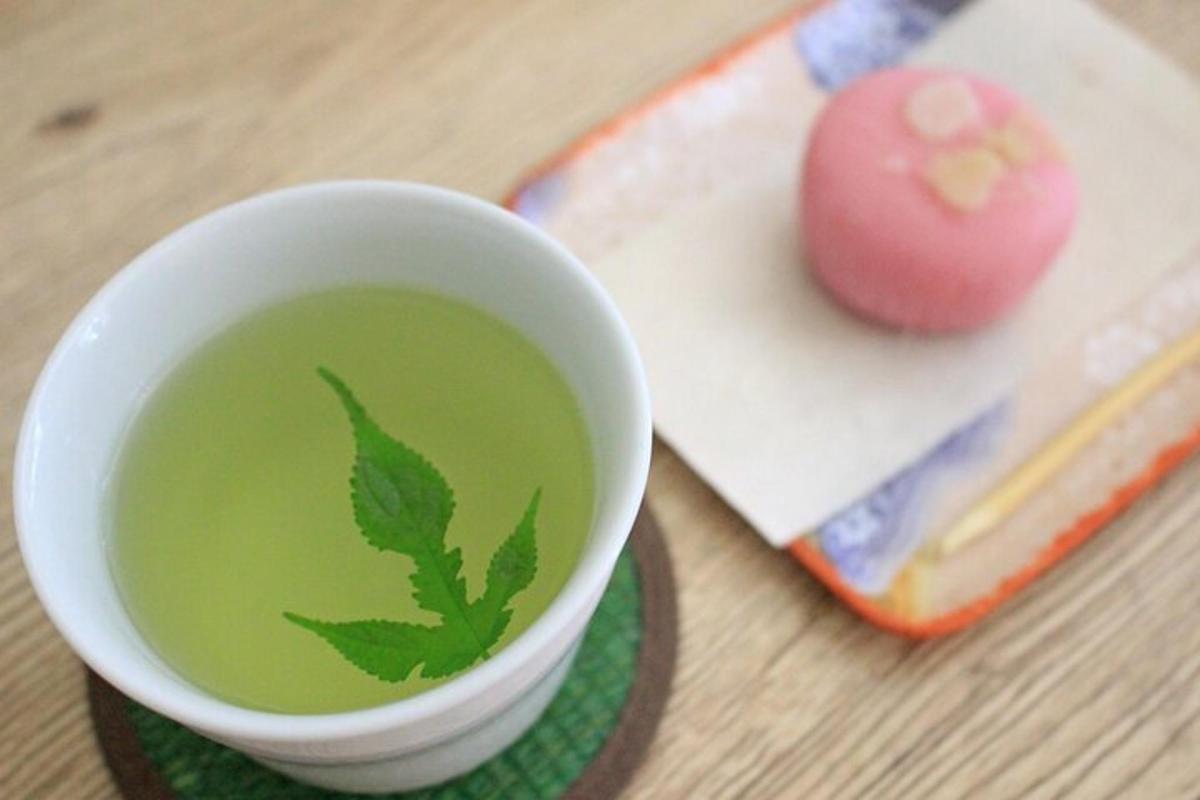 Una taza de líquido verde sobre una mesa